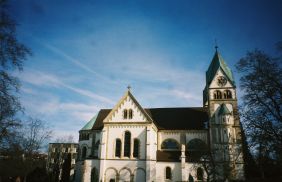Huenfeld Klosterkirche Seitenansicht.jpg