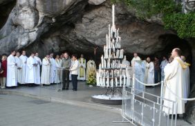 Lourdes Gottesdienst an der Grotte.jpg