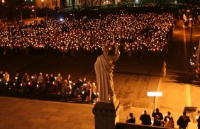 Lourdes Lichterprozession.jpg