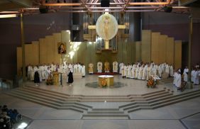 Gottesdienst in der Kirche St. Bernadette.jpg