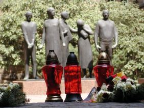 A group sculpture from 1962 by Arnd Wittig at the memorial site.