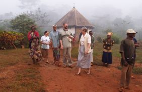 Missionare besuchen eine Gemeinde im Regenwald von Kamerun.JPG